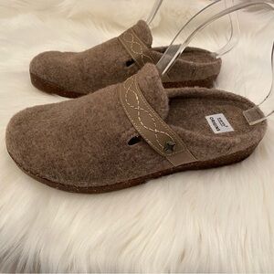 Earth Origin slippers size fits 8M better though size 8.5M